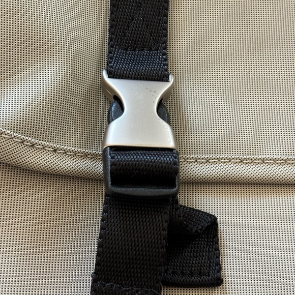 Kenneth Cole Reaction Messenger/Crossbody Bag - Picture 15 of 15